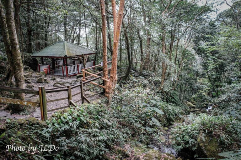 新竹馬武督探索森林，二つの滝が歩道にあります。